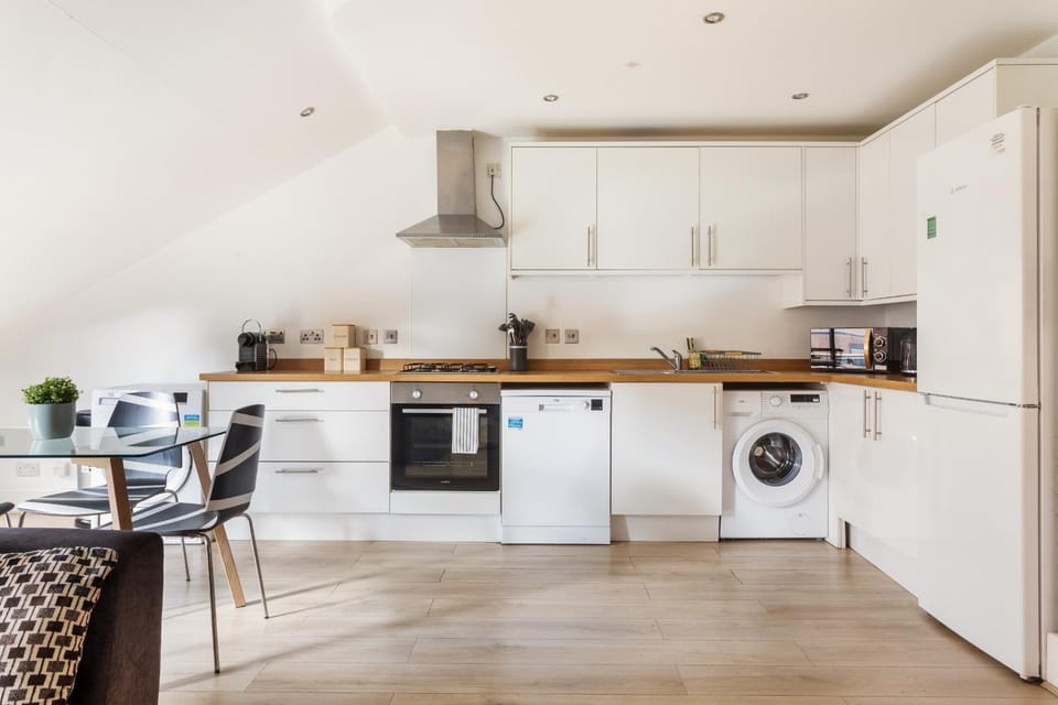 Top Floor Luxury 1BR Pent with Private Balcony Apartment in London