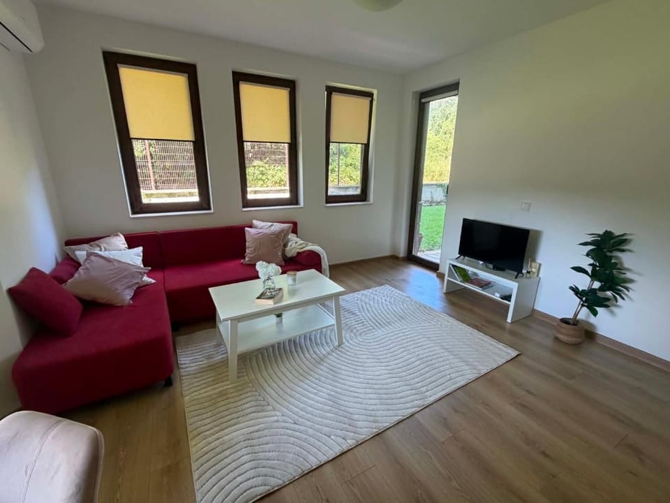 Communal lounge/ TV room, TV and multimedia, Living room, Seating area, Evening entertainment