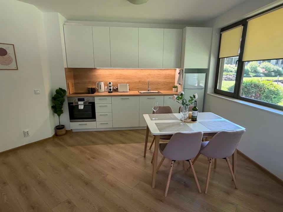 Kitchen or kitchenette, Dining area