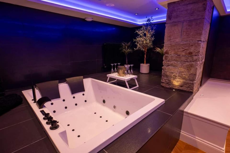 Grand Leith Luxe Jacuzzi & Cinema Room Apartment in Edinburgh