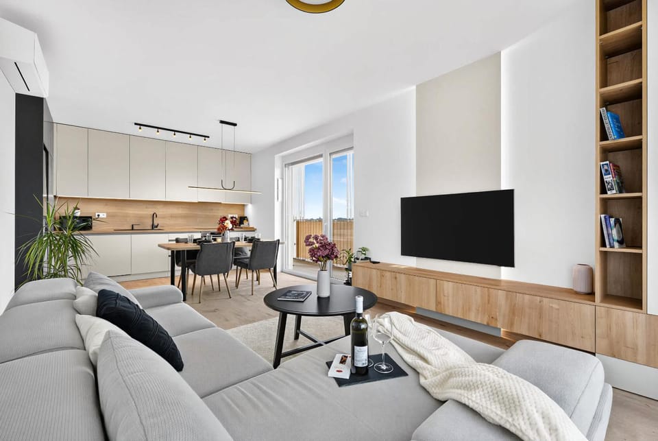 TV and multimedia, Kitchen or kitchenette, Living room, Seating area, Dining area