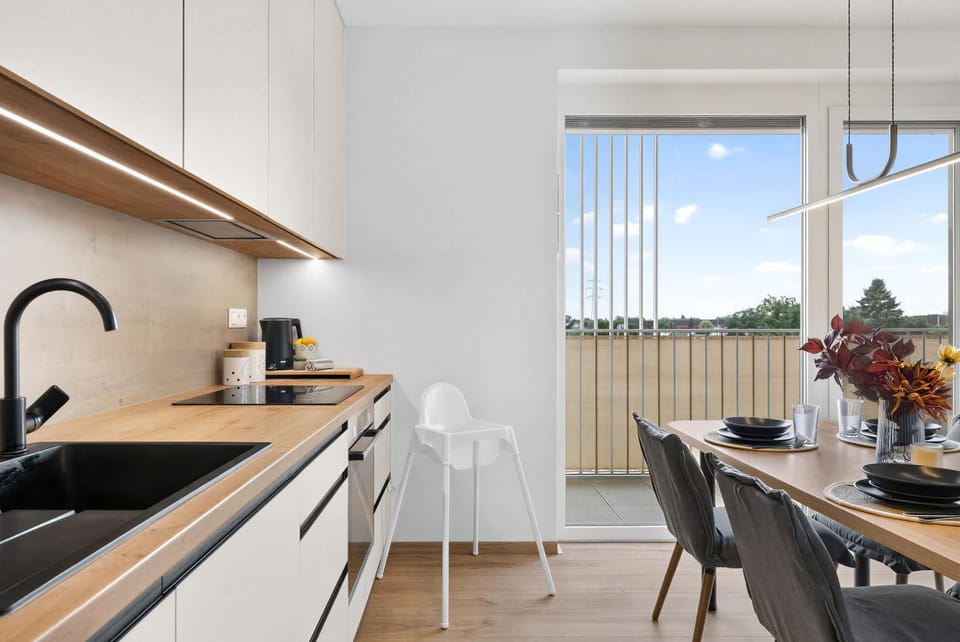 Kitchen or kitchenette, Dining area, stove