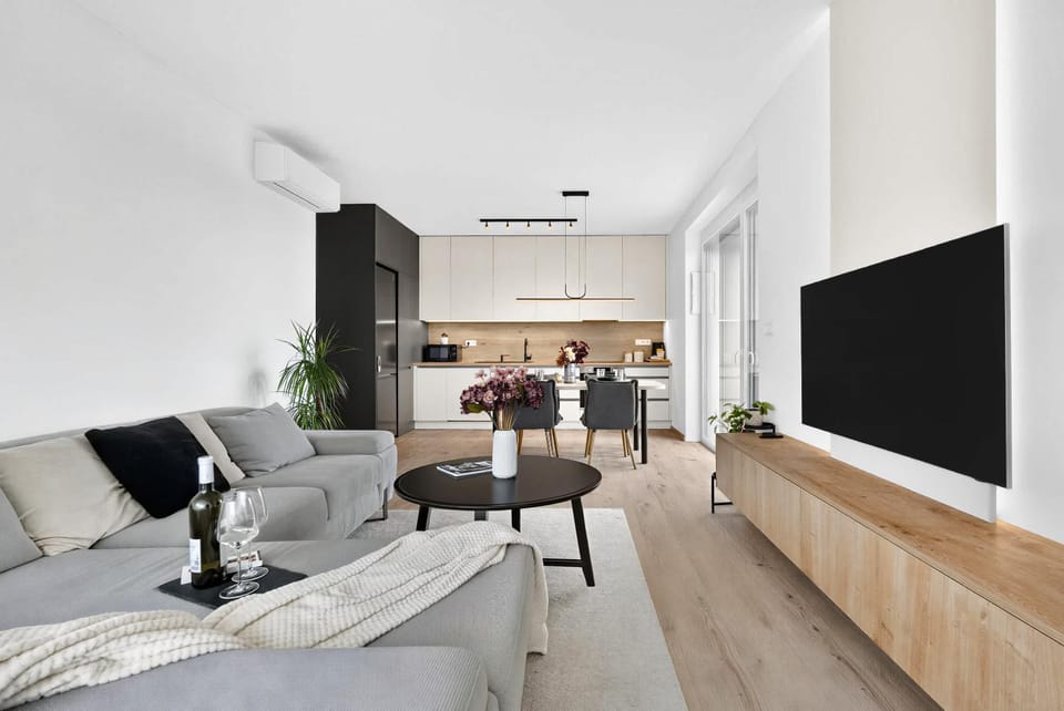 TV and multimedia, Kitchen or kitchenette, Living room, Seating area, Dining area