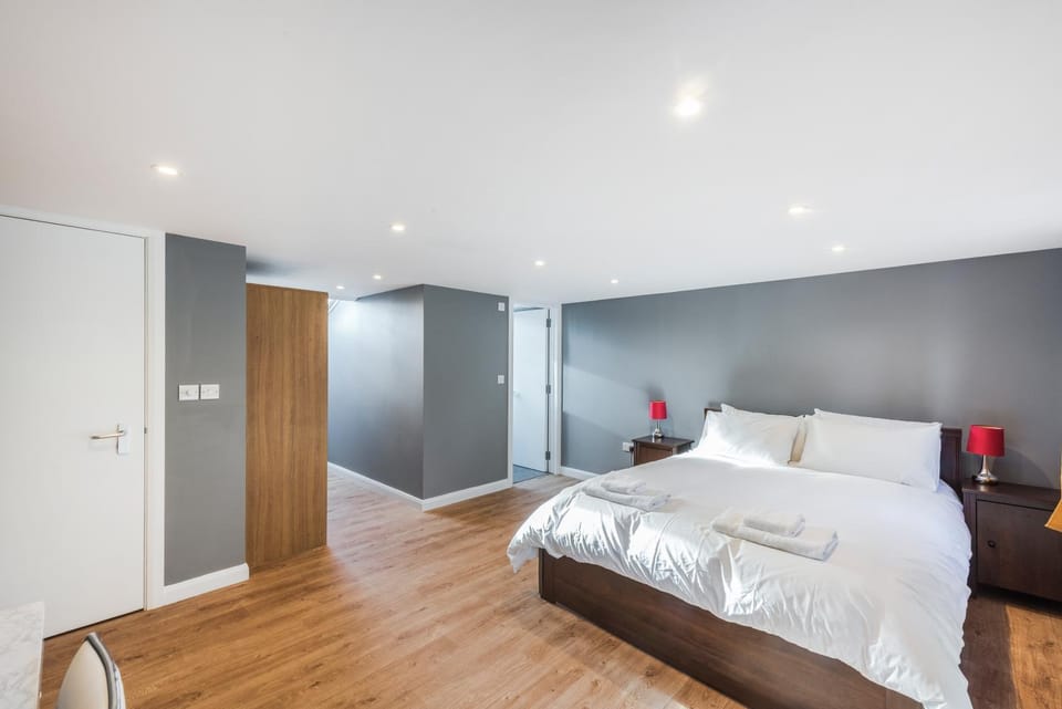 Pet Friendly Family Home in New Cross with Garden House in London Borough of Southwark
