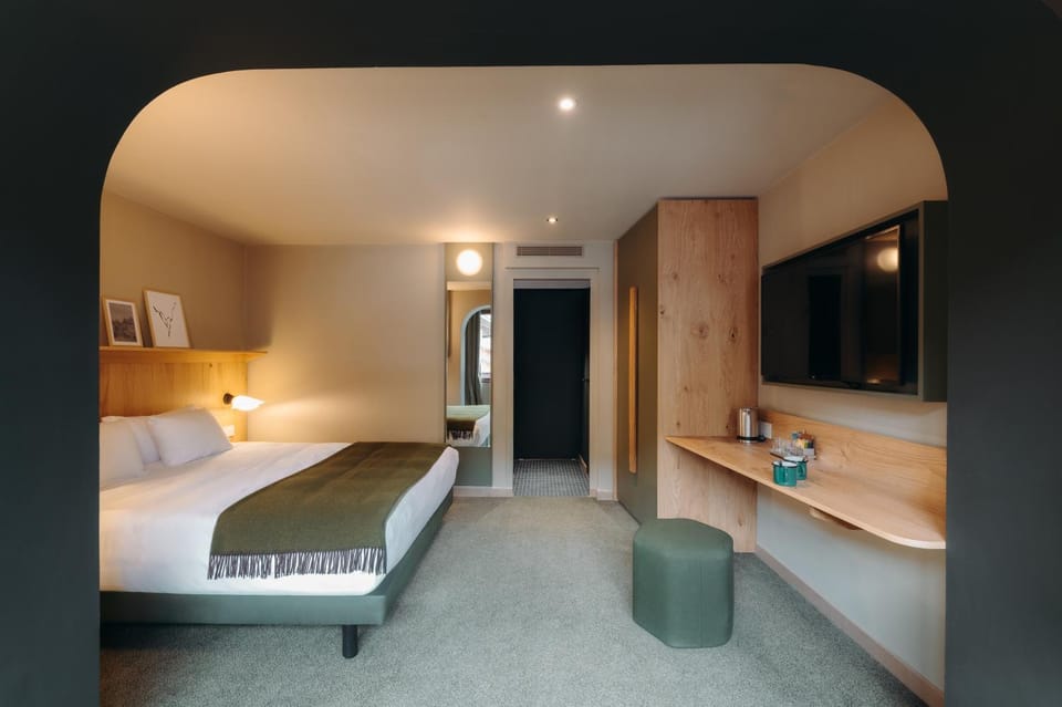 Bed, TV and multimedia, Photo of the whole room, wardrobe