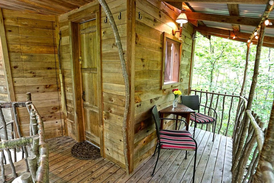 Charming Treehouse with Private Woodland Retreat near Saratoga Springs, Middle Grove, New York House in Middle Grove