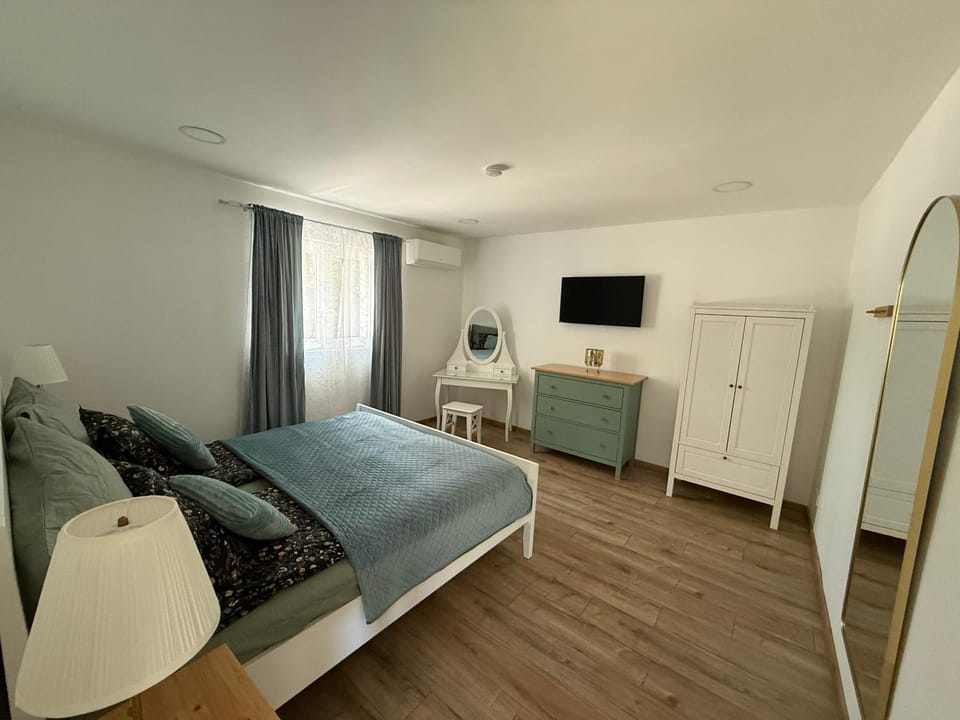 Bedroom, air conditioner
