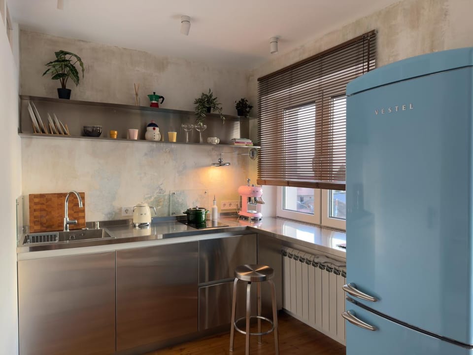 Coffee/tea facilities, Kitchen or kitchenette, stove
