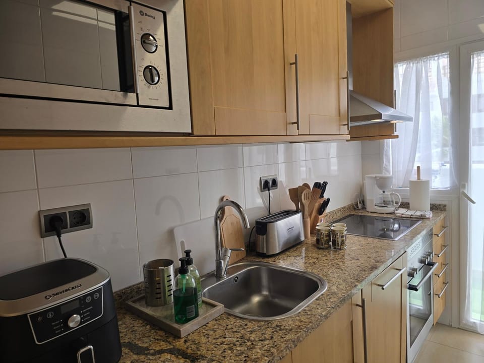 Coffee/tea facilities, Kitchen or kitchenette, stove, toaster