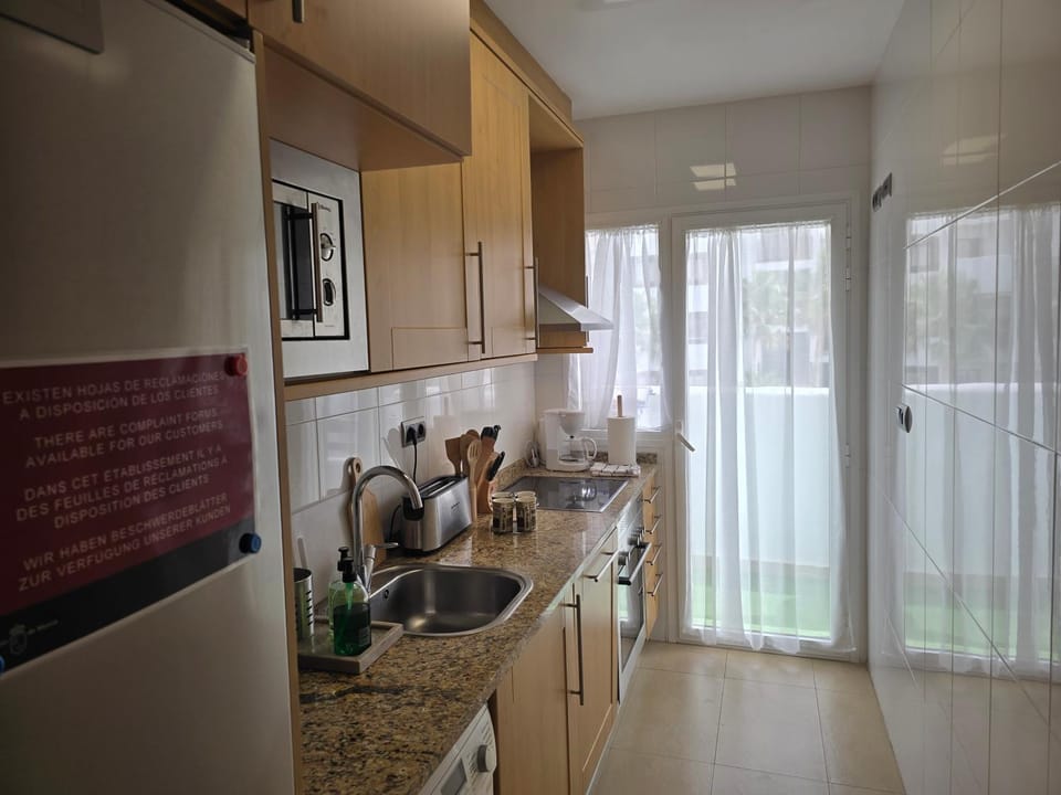 Coffee/tea facilities, oven, stove, toaster