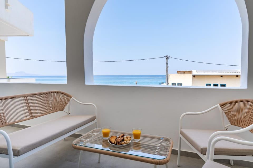 Property building, Balcony/Terrace, Seating area, Sea view