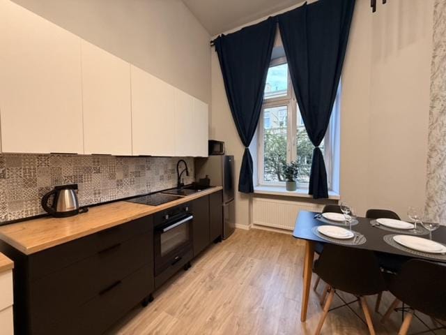 Kitchen or kitchenette, Dining area, stove