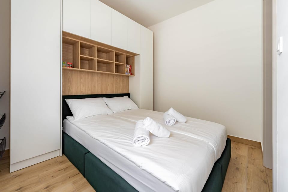 Photo of the whole room, Bedroom, wardrobe
