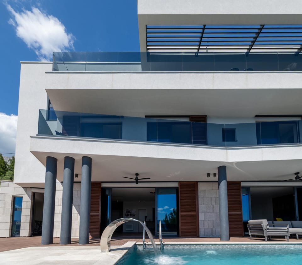 Patio, Day, Swimming pool