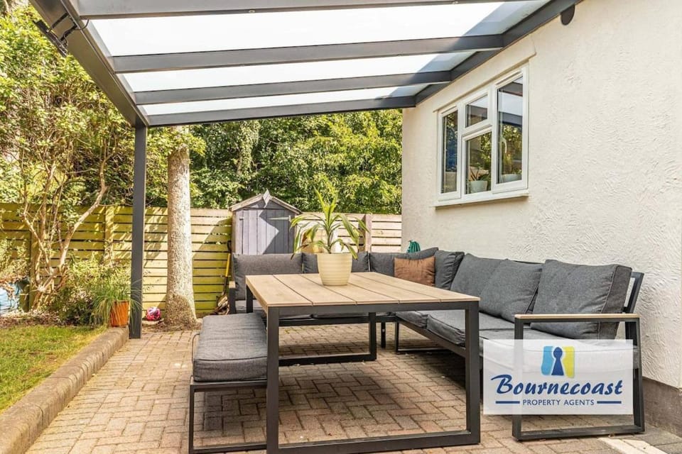 Property building, Patio, Garden, Garden, Balcony/Terrace