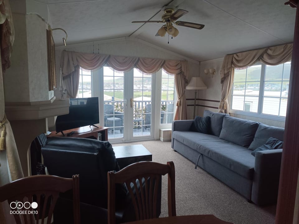 TV and multimedia, Living room, Dining area