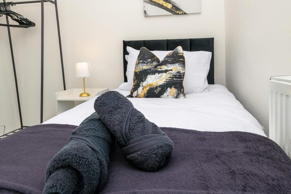 Bed, Bedroom, towels