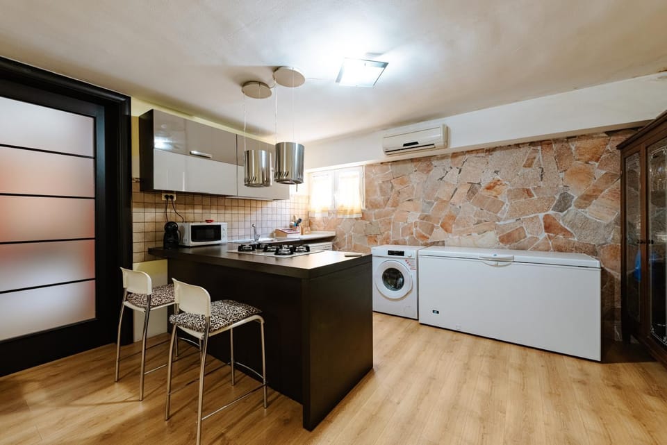 Kitchen or kitchenette, Dining area, dishwasher, stove, washing machine