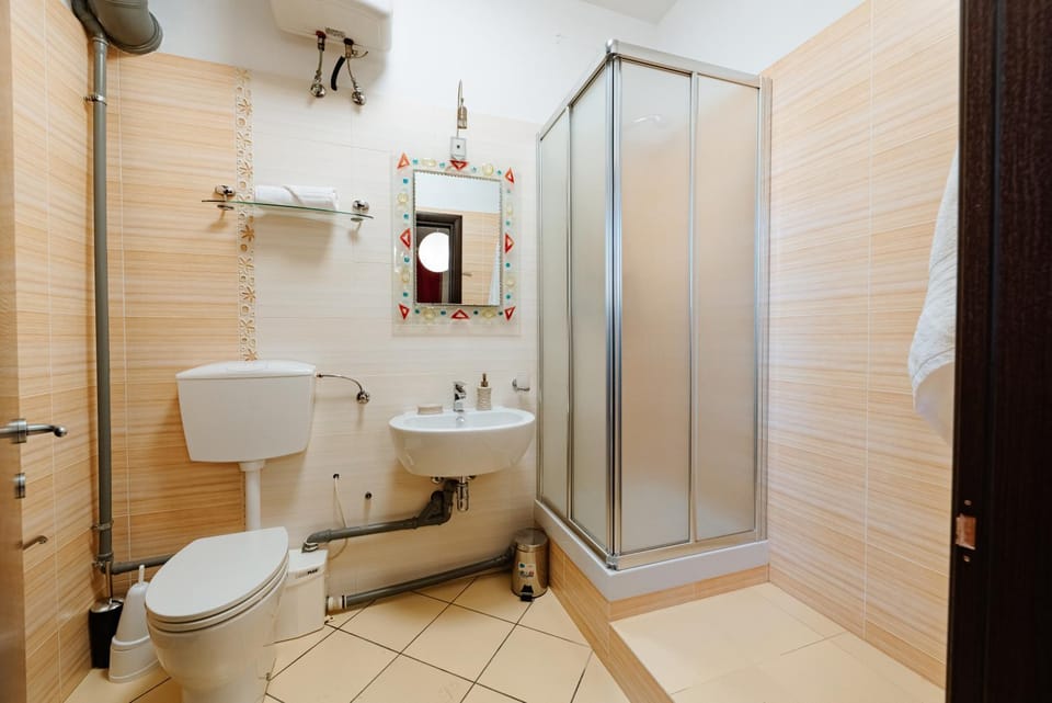 Shower, Toilet, Bathroom, towels