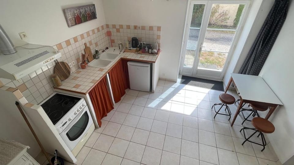 Kitchen or kitchenette, Dining area, oven, stove