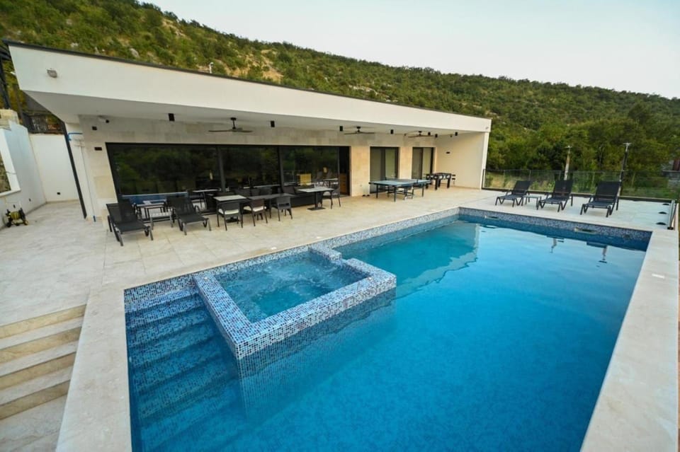 Property building, Patio, Day, Natural landscape, Mountain view, Pool view, Swimming pool, sunbed