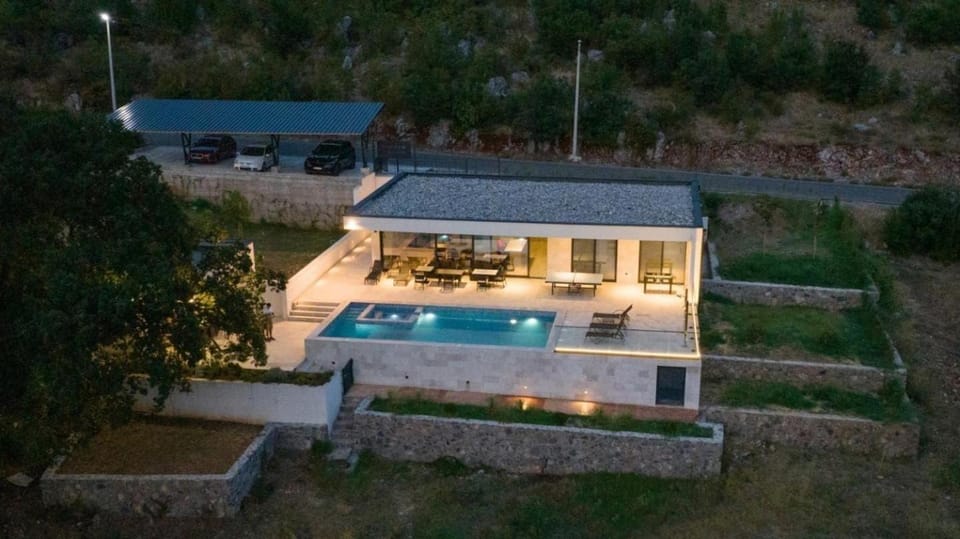 Property building, Day, Pool view, Swimming pool, sunbed
