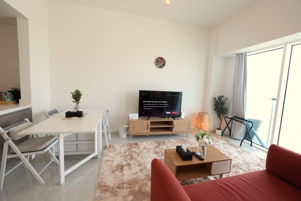 Communal lounge/ TV room, TV and multimedia, Living room, Seating area, Dining area, Evening entertainment