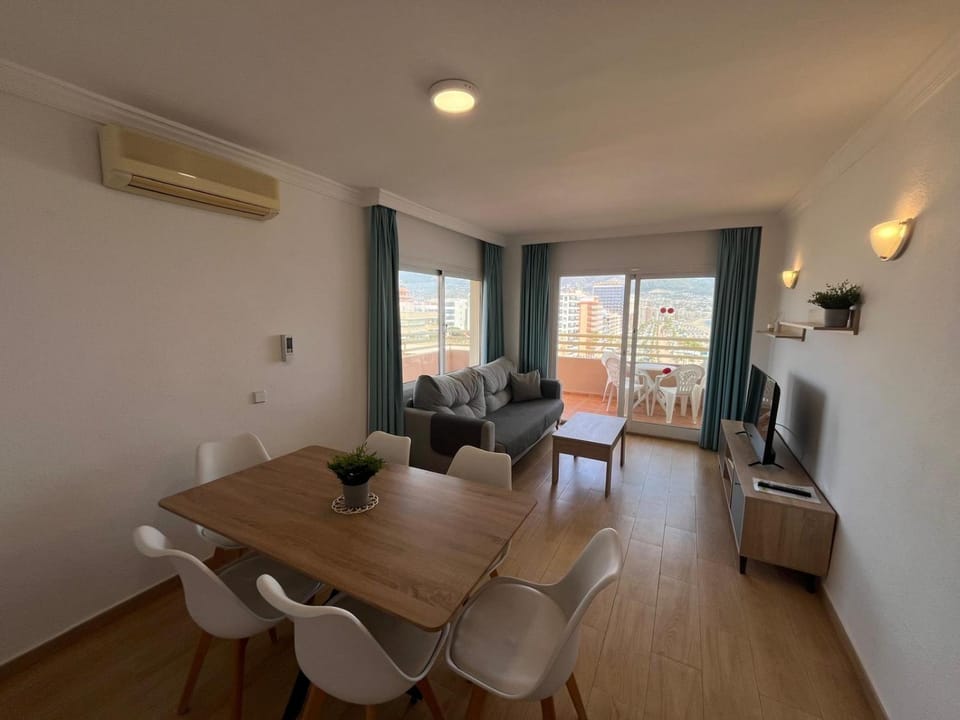 Communal lounge/ TV room, TV and multimedia, Living room, Seating area, Dining area, internet, air conditioner