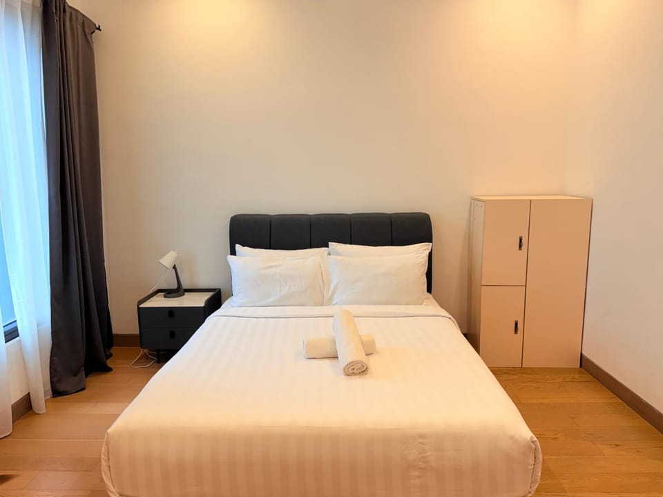 Bed, Bedroom, towels