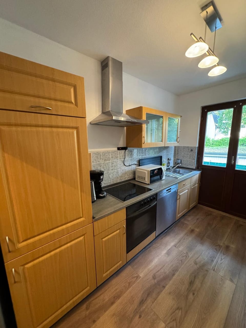 Kitchen or kitchenette, dishwasher, stove