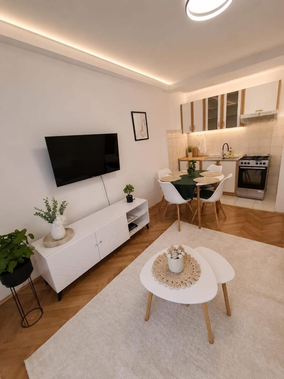 TV and multimedia, Kitchen or kitchenette, Living room, Seating area