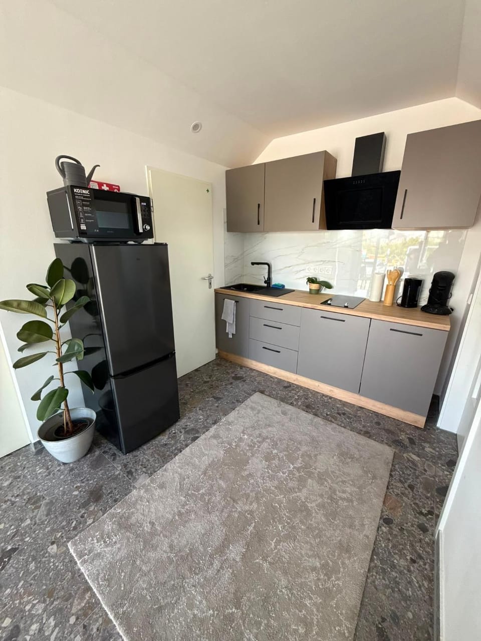 Coffee/tea facilities, Kitchen or kitchenette, stove