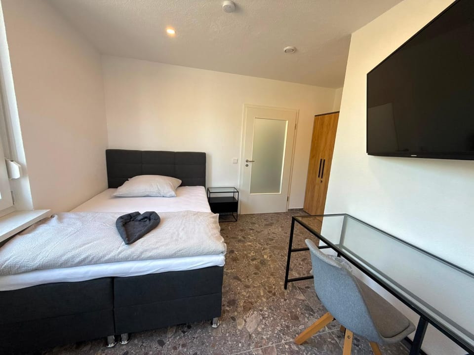 Bed, TV and multimedia, Photo of the whole room, Bedroom, wardrobe