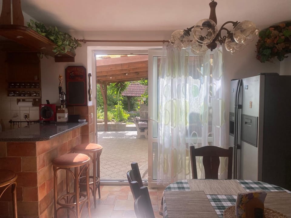 Kitchen or kitchenette, Seating area, Dining area