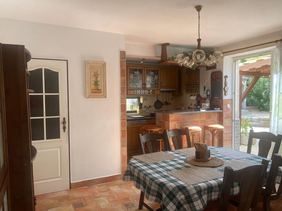 Kitchen or kitchenette, Dining area, stove