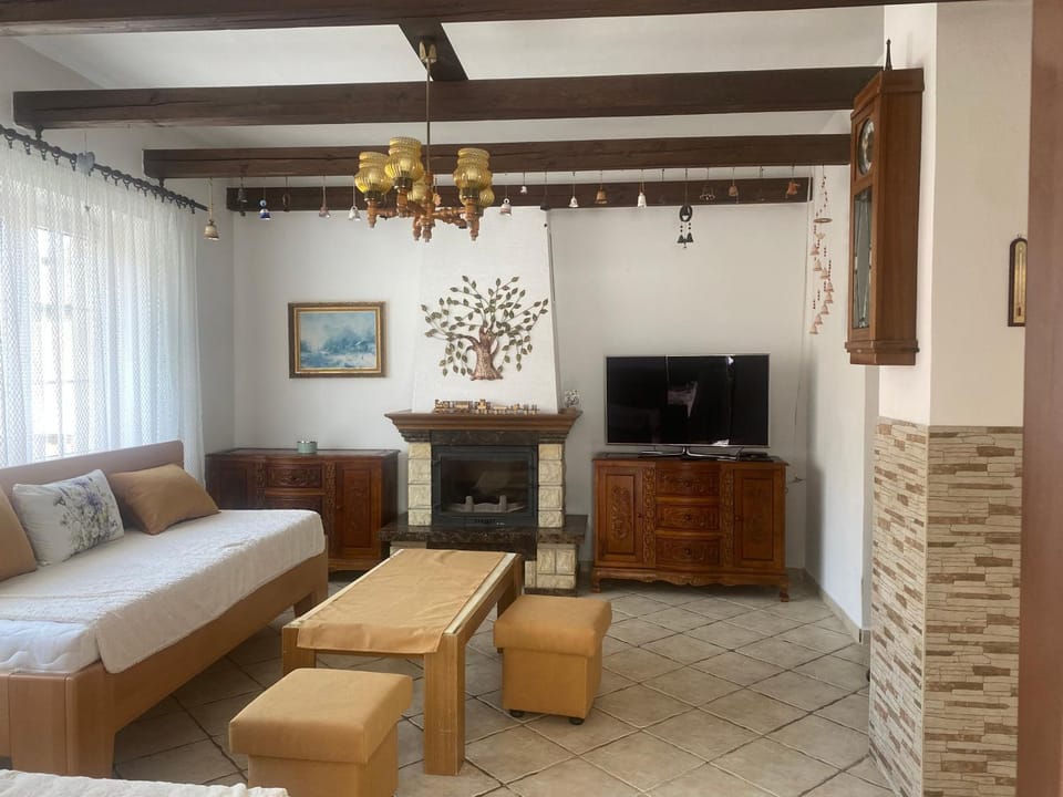 Communal lounge/ TV room, TV and multimedia, Living room, Seating area