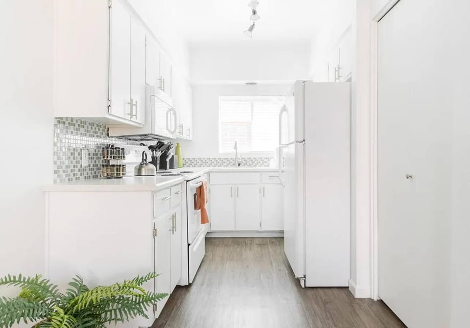Coffee/tea facilities, Kitchen or kitchenette, oven, stove