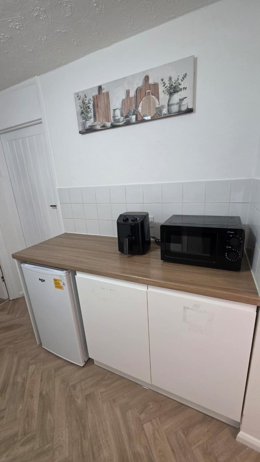 Fresh, Fully Equipped 4 Bedroom Home House in Corby