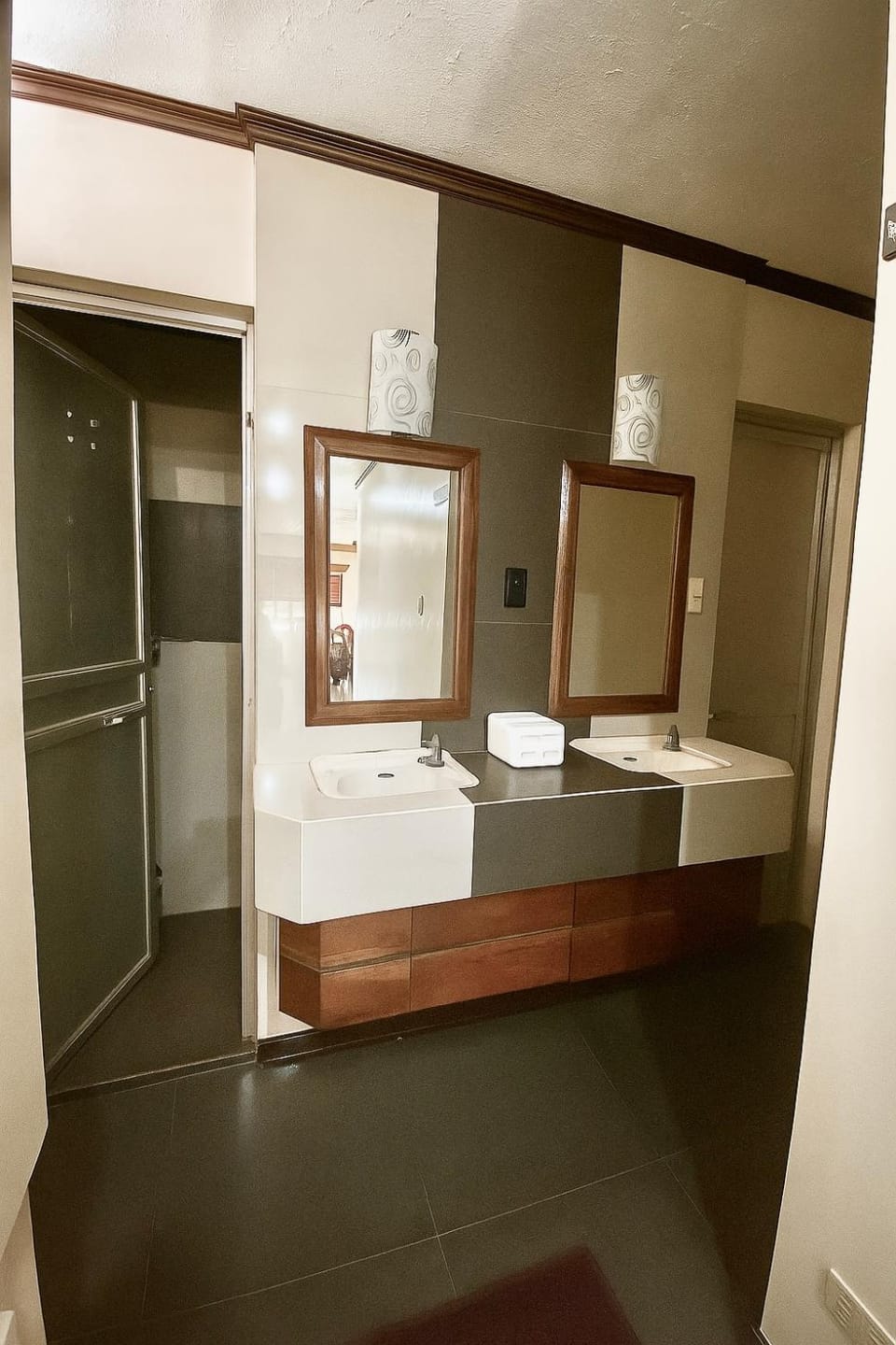 Grand Family Room 3 Double Beds Apartment in Puerto Princesa