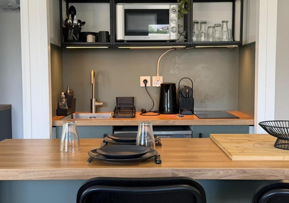 Coffee/tea facilities, Kitchen or kitchenette, microwave