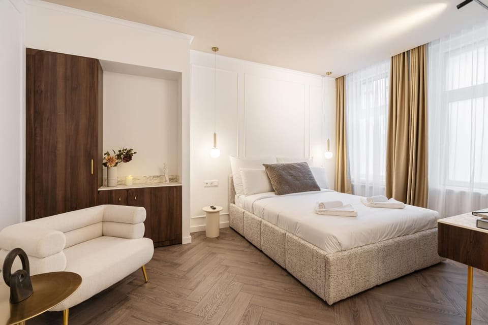 Bed, Photo of the whole room, Seating area, Bedroom, towels, wardrobe