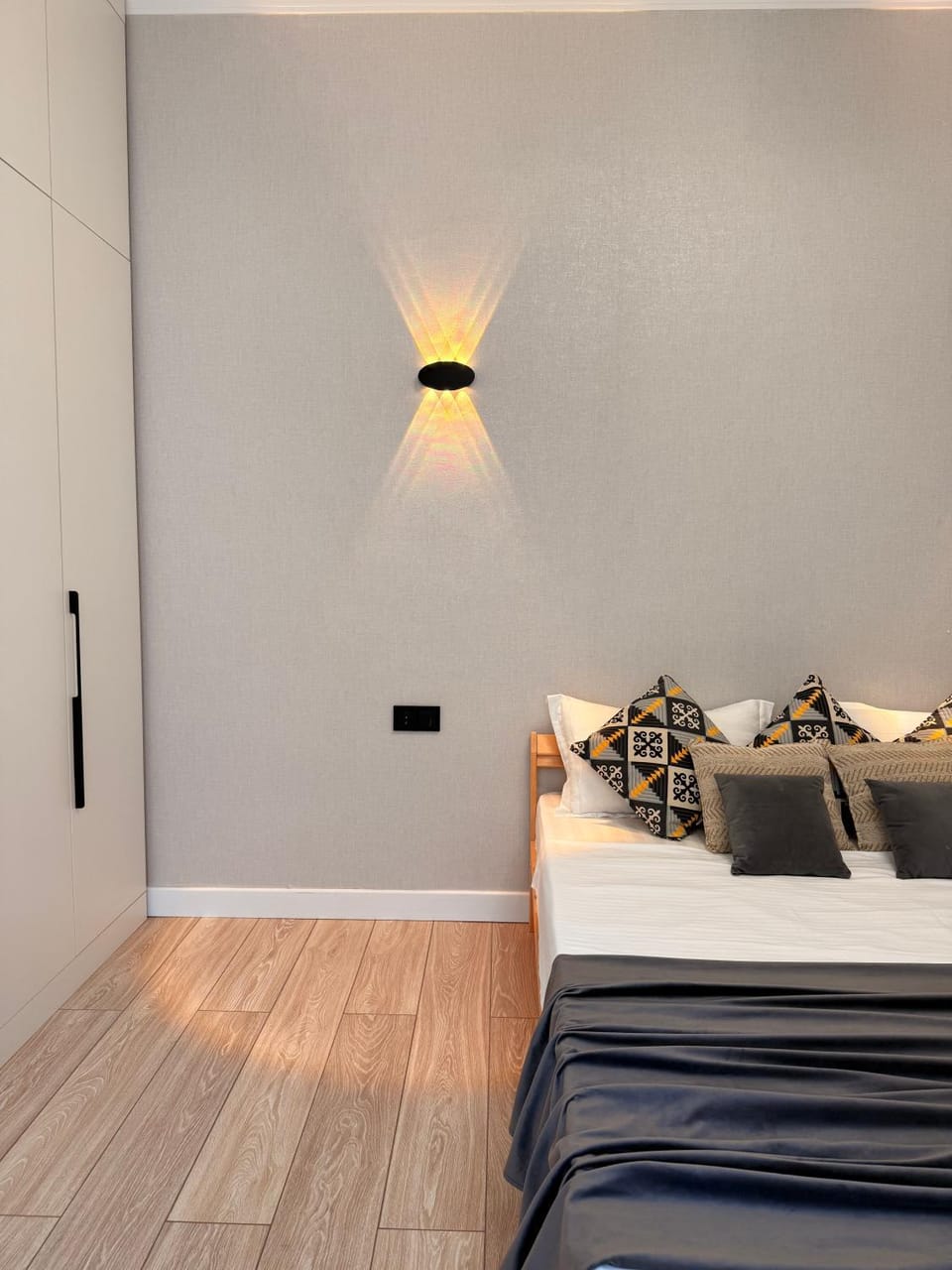 Bed, Living room, Photo of the whole room, Seating area, Bedroom