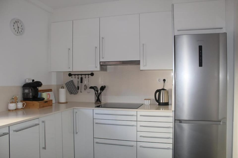 Coffee/tea facilities, Kitchen or kitchenette, dishwasher, oven, stove, toaster