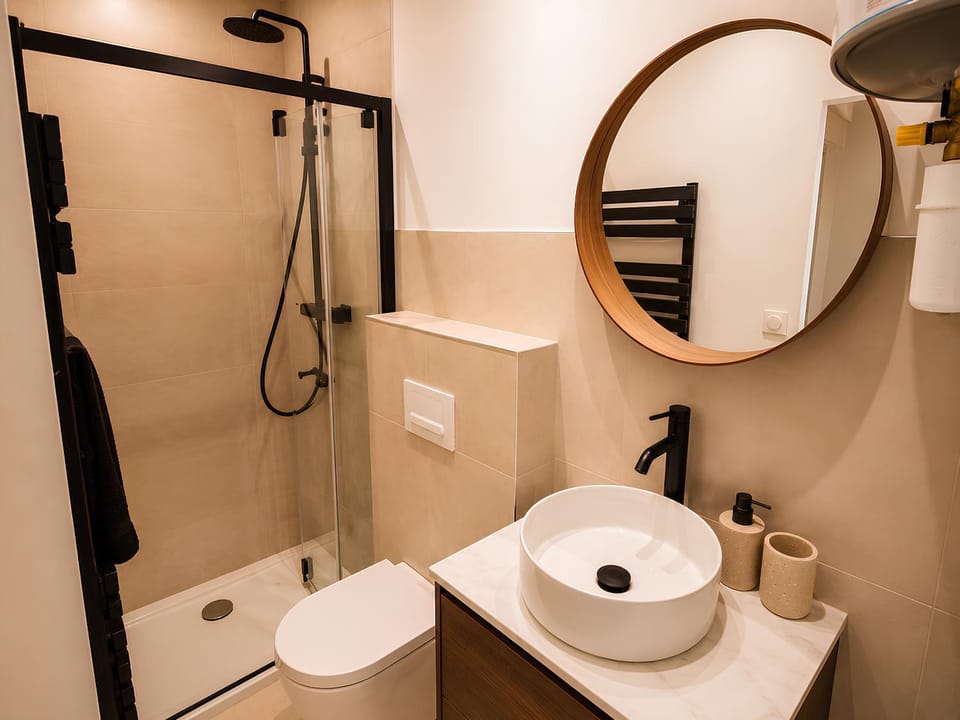 Shower, Toilet, Bathroom, towels