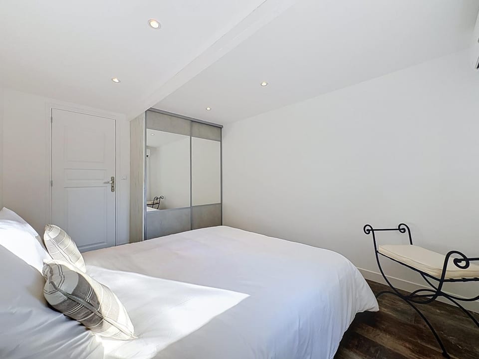 Bed, Photo of the whole room, Bedroom, wardrobe, air conditioner