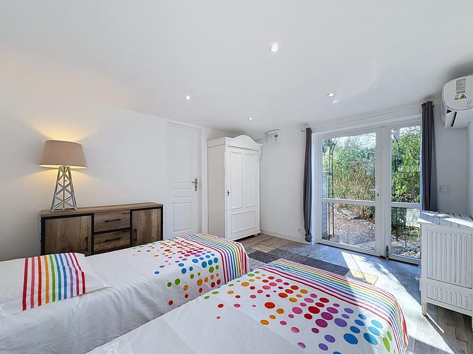 Bed, Photo of the whole room, Bedroom, wardrobe, air conditioner