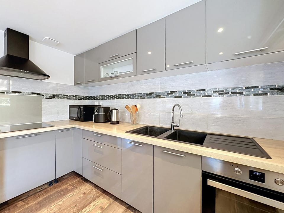 Coffee/tea facilities, dishwasher, microwave, oven, stove, toaster
