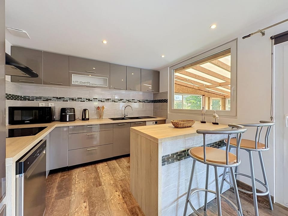 Coffee/tea facilities, Kitchen or kitchenette, dishwasher, microwave, minibar, oven, stove, toaster