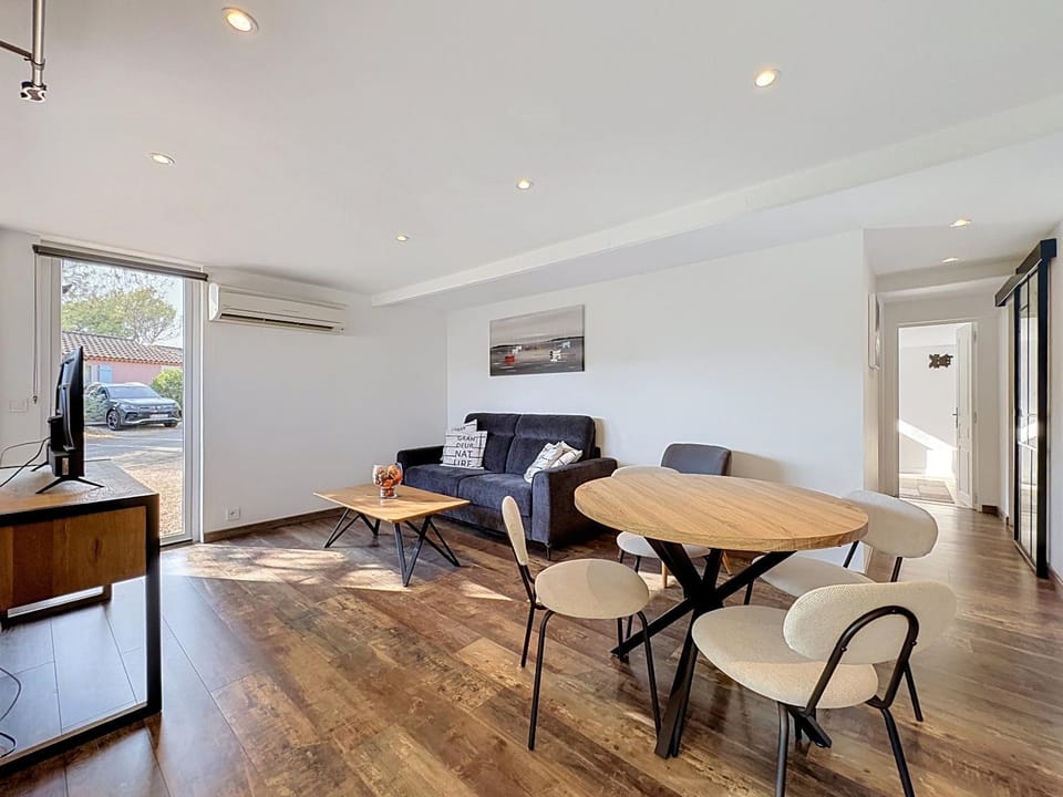 Living room, Seating area, Dining area, air conditioner