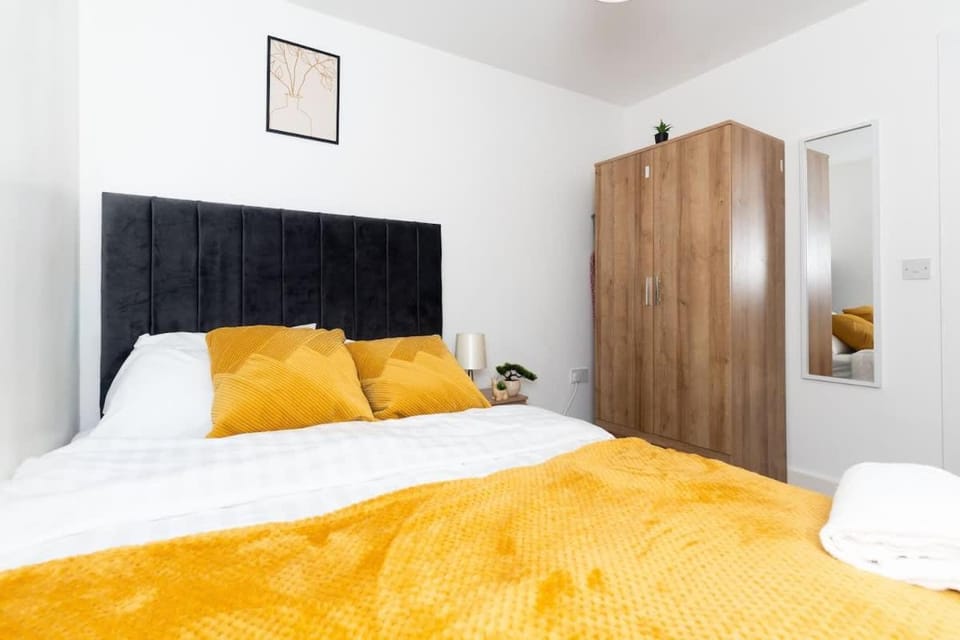 Spacious 2-Bedroom Apartment - Sleeps 4 - Step Free Access Apartment in Leeds